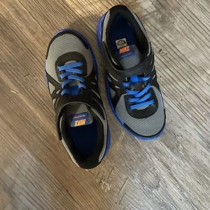 Boys size 1.5 youth nikes, bought brand new and my son never wore them.